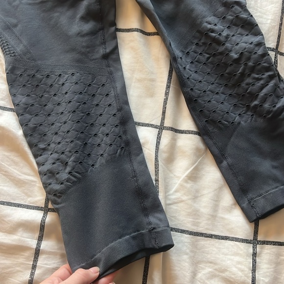 ATHLETA CROP LEGGINGS - Picture 3 of 5